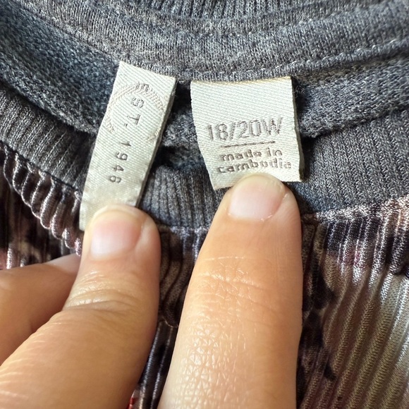 Chic Floral and Leopard Print Blouse - Gray and Pink - Picture 3 of 4